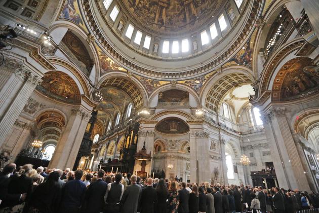 St Pauls Cathedral - London - 7 July Bombing - Memorial Service - Petals