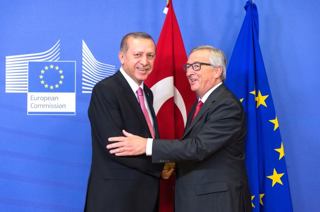 Greeting between Recep Tayyip Erdoğan, on the left, and Jean-Claude Juncker