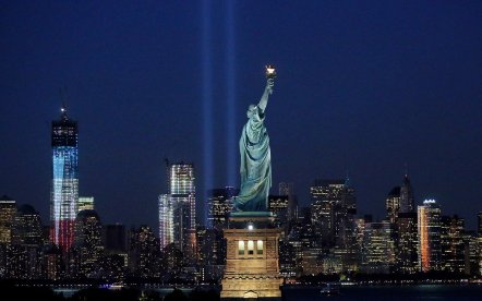 statue-of-liberty-world-trade-centre-twin-towers-new-york-city-2