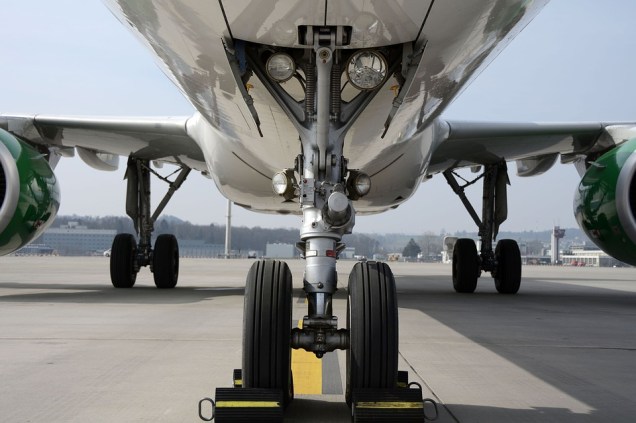 airplane-aeroplane-wheels-chocks-2